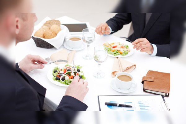 Modales y reglas para ejecutivos en la mesa a la hora de comer o cenas de negocios