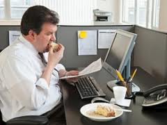 oficina gordo gorda obeso obesa comiendo comer