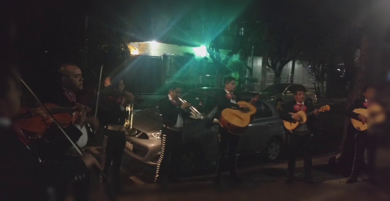 Le llevó serenata a su amante y el cantante era el esposo