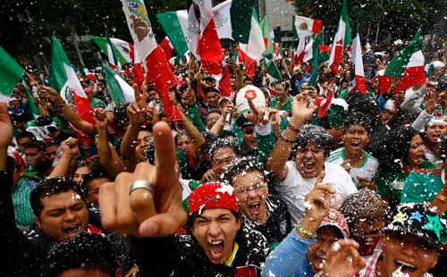 mexicanos celebrando banderas