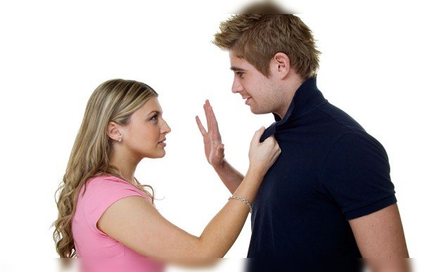 mujer maltratando hombre amenazandolo novio pareja
