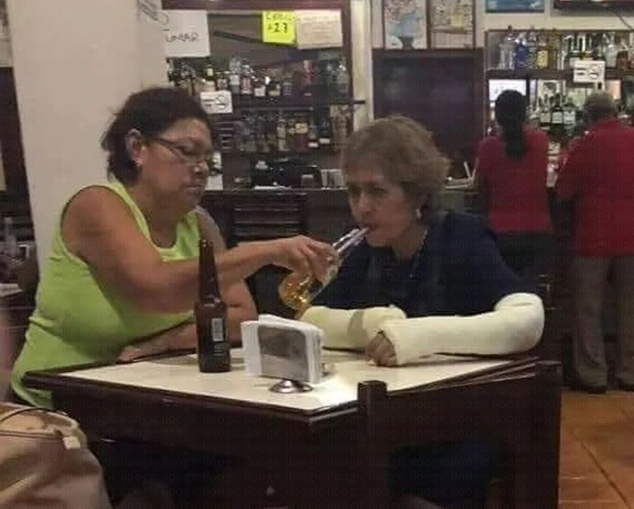 señoras amigas cerveza manos yeso ferula