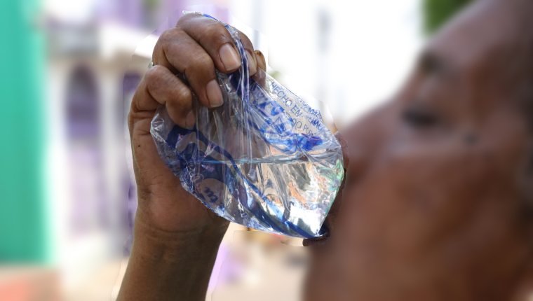 agua bolsa persona tomando