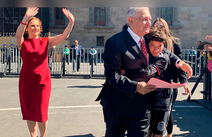 niño abraza amlo presidente